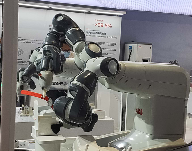 直击进博会｜工业、医疗机器人正在替代更多传统工作